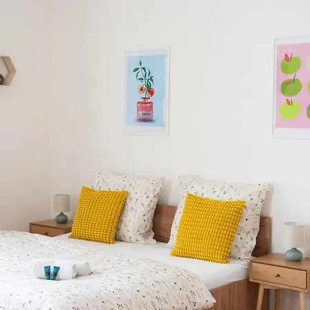 Rubesova City Light Apartment - Easy Self Check-In شقة